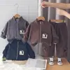 Elegante conjunto deportivo de otoño para niños, con un diseño único con etiqueta, cuello alto, cárdigan holgado, cintura elástica y pantalones de pierna cónica - un conjunto de dos piezas para niños