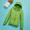 Precio al por mayor 2023 Invierno nuevo chaqueta de plumón ligera para mujer abrigo corto con capucha ultraligero ultrafino ligero moda tendencia