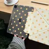 Funda Protectora Estilo Coreano con Bloques de Color y Lunares para Tableta Apple iPad, Desmontable de Succión Lateral, Diseño Sencillo para Air 13 pulgadas y Mini