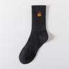 Calcetines para hombre, otoño e invierno, nuevos calcetines blancos y negros, modernos, absorbentes del sudor, deportivos, bordados, hasta media pantorrilla, calcetines de algodón para mujer.