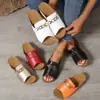 Comércio Exterior Tamanho Grande Verão Novo Salto Anabela Chinelos de Sola Grossa Decoração em Metal Estilo Romano Boca de Peixe Sandálias de Praia Atacado
