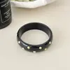 Pulseira de Resina com Rebites Retro Nova Estilo Coreano com Design Único, Versão Larga, Fashion e Versátil, Acessório de Mão Elegante para Mulheres
