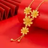 Mismo Estilo que el Usado en Joyerías, Estilo Antiguo Oro Arena Tres Vidas Tres Mundos Flor de Melocotón Floreciente Collar, Cadena Integrada, Serie de Bodas