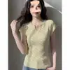 Camiseta amarilla de manga corta, hombros descubiertos, nuevo estilo verano 2026, elegante y hermosa blusa de punto de seda helada para mujer, para usar sola