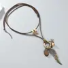 Collar de cuerda de piel de vaca de doble capa con plumas en relieve, estrellas de mar y cuentas de madera, cadena larga vintage para suéter con múltiples colgantes, joyería estilo bosque al por mayor