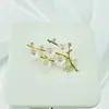 Broche flor de ameixa de concha feminina pérola temperamento corsage pin de roupa versátil acessórios para casaco terno atacado
