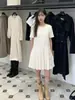 Ahora la Nueva Colección Primavera 2026 Presenta un Elegante Vestido Plisado Juvenil, de Corte Holgado y Caída Fluida de un Diseñador Coreano con Botones Metálicos