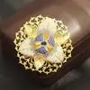 Broche Largo de Flor Longdu Multicolor Tridimensional de Diamantes Completos de Alta Resistencia Elegante Exagerado Retro Base Hueca Pin Floral para Mujeres