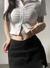 Camisa blanca estilo Spice Girl, corta, ajustada, con hombros descubiertos y cintura plisada, diseño de manga corta.