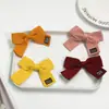 Accesorio para el pelo de clip con lazo de tela con logo y correa de espiga estilo coreano, accesorio para el pelo, juguete para mascotas, ropa de muñeca, accesorios para funda de teléfono