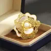 Elegante Broche de Camelia de Perla de Agua Dulce y Nácar Natural de Alta Gama, Pin Floral de Rosa Único, Accesorio para Mujer