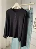 Camiseta Feminina Elegante de Cor Lisa, Gola Redonda, Manga Longa Simples, com Gola Henry e Falsa Gola, Confortável e Versátil, Nova para Primavera e Outono