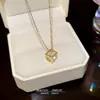 Accesorios Colgante Cuadrado Tridimensional Exquisito de Circonita Cadena de Clavícula Elegante de Nicho Joyería de Alta Gama Collar de Acero de Titanio
