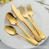 Venta al por mayor del fabricante Juego de cubertería con estampado de serpiente estilo europeo Juego de cinco piezas de acero inoxidable Cuchillo para bistec, Tenedor, Cuchara, Cucharita de café, Tenedor y cuchara de postre
