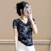 2025 Verão Elegante Gola V Estampada Malha Manga Curta Camiseta Feminina Fashionável Rejuvenescedora Respirável Versátil Modelagem Slim Top