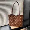 Bolso de mano retro de gamuza para otoño e invierno para mujer, nuevo bolso de hombro de lunares de moda 2026, bolso tote para el trabajo, bolso tipo cubo