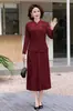 Elegante y versátil vestido de invierno para madres, nuevo estilo chino 2026, corte ajustado, rejuvenecedor, talla grande, vestido combinable