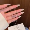 Colar com Pingente de Flor da Nova Moda Primavera e Verão para Mulheres, Corrente de Clavícula Versátil Elegante e de Alto Padrão, Acessório Moderno e Versátil