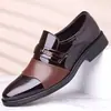 Novos sapatos masculinos plus size para comércio transfronteiriço, sapatos de couro sociais de bico fino com sola reta e decoração de fivela de metal, sapatos de couro com padrão de crocodilo, sapatos respiráveis