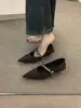 Sapatos de outono femininos estilo francês elegantes de bico fino e salto médio com detalhe de corrente café, adequados para o trabalho, sapatos de vovó