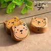 Líneas de Tallado en Madera de Durazno Oso Accesorios DIY Estilo Lindo Llavero Tejido a Mano Colgante para Bolso