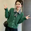 Polo de Tricô Falso Duas Peças Estilo Coreano Feminino Nova Temporada Outono/Inverno 2026 Blusa Elegante com Gola Polo, Cachecol Solto e Ombro Regular em Tricô Trançado