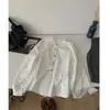 Camisa de moda estilo Hong Kong, de botões duplos, gola alta pequena, manga longa, top que rejuvenesce, novo item versátil solto para o outono de 2026