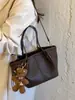 Bolso tipo cubo suave y cómodo para mujer, nuevo diseño de nicho estilo coreano 2026, adecuado para el trabajo y para llevar cruzado.