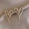 Agulha de Prata Incrustada com Diamantes, Brincos de Coração Assimétricos, Design Personalizado, Brincos para o Dia a Dia, Design de Nicho, Brincos Simples e Versáteis