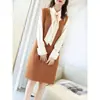Vestido Chaleco Rojo de Cuello en V Estilo Francés Nuevo para Otoño e Invierno 2026 para Mujer, Elegante Abrigo Femenino con Falda de Capas Debajo