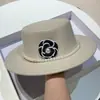 Otoño e Invierno Nuevo Sombrero de Lana Cálido y Resistente al Frío Personalizado Retro Elegante Francés Elegante Flor de Perla Versátil para Mujer