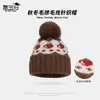 Chapéu de Lã Tricotado Estilo Fair Isle com PomPom de Pelo Vermelho Cereja para Mulheres Inverno Forrado com Fleece Proteção contra Frio Proteção para Orelhas Puxar