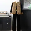 Elegante e estiloso conjunto de outono para mães, jaqueta colete de veludo dourado estilo chinês para meia-idade e idosos, conjunto moderno de três peças