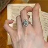 Anillo de Flor de Rosa Dorada Usada Envejecida Tridimensional Perla Retro Sensación de Alta Gama Lujo Ligero Moda de Nicho Joyería Individual Hecha a Mano