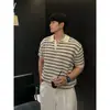 Camiseta listrada de malha versátil na cor bordô para homens, estilo casual de verão, gola de lapela, ombro normal, polo de manga curta