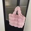 Bolso peludo de moda, estilo perezoso, felpa, bolso de mano de alta calidad para niñas, nueva colección otoño 2026, color liso, bolso de mano moderno