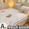 2026 Nuevo Otoño/Invierno Calidez Engrosada Clase A Leche Polar Estampado Acolchado Falda de Cama Juego de Tres Piezas para Hogar Dormitorio Polar