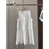 ¡El Mismo Estilo que la Popular Tienda Zedaijia Yi! Vestido tipo tank blanco de cuello redondo, con encaje calado, pliegues fruncidos y sin mangas, de corte holgado