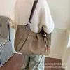 Bolso tote retro de gamuza casual de alta gama para mujer, nuevo 2026, bolso de hombro simple y moderno de gran capacidad