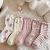Calcetines lindos de forro polar de coral, calcetines dulces y esponjosos de estilo japonés para dormir, calcetines gruesos y cálidos de media pantorrilla para otoño e invierno, calcetines de casa para mujer
