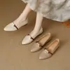 Sapatos rasos femininos de couro macio, novo modelo primavera 2026, confortáveis e versáteis, sola macia, adequados para combinar com saias, sapatinhos de couro para mulheres