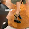 Mesmo Estilo da Mãe Uva, Aumento de Altura de 4cm~ Mesmo Estilo de Xin Zhilei, Novo Modelo 26, Botas de Equitação de Meia-Canela com Fivela de Couro Costurado para Mulheres