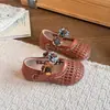 Zapatos de Princesa para Niñas Sandalias Tejidas de Moda 2026 Verano Nuevos Zapatos Pequeños de Cuero para Niños Calados de Malla para Bebé Zapatos de Una Sola Pieza