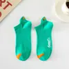 Calcetines para Hombre Calcetines Bajos Primavera y Verano Cortos de Moda para Hombre Combinan con Todo Desodorantes Absorbentes de Sudor Calcetines Deportivos para Correr Baloncesto