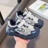 Nova coleção de outono de tênis atléticos de malha respirável para meninos, com design antiderrapante e sola macia, adequado para crianças mais velhas e adolescentes, perfeito para uso casual e corrida