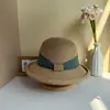 Sombrero de paja de ala ancha tejido de paja fina con ala enrollada estilo francés, sombrero de pescador de temperamento moderno, sombrero con protección solar para vacaciones en la playa