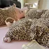 Conjunto de cuatro piezas con estampado de leopardo, lazo, lavado vintage, amigable con la piel, aprobado por influencers, serie linda y femenina, en stock para venta al por mayor