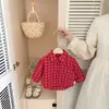 Nova Camisa Xadrez Vermelha de Primavera e Outono para Bebês Meninas, Blusa Moda Manga Curta na Frente e Longa Atrás, Top da Moda Tendência para Meninas Saírem