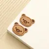 Nueva etiqueta de cuero con cabeza de oso linda cosida a mano sombrero bufanda adorno para la cabeza marca de cuero accesorios de ropa al por mayor