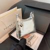Bolso de Mano Plateado Pequeño de Moda para Mujer de Este Año, Nuevo Modelo 2026, Gama Alta, Elegante, Versátil, Bolso Cubo Cruzado de un Solo Hombro